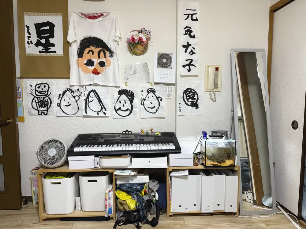 片づけ前のピアノまわり