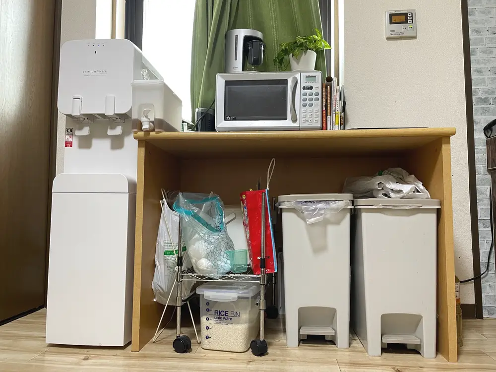 片づけ前のゴミ箱と家電まわり